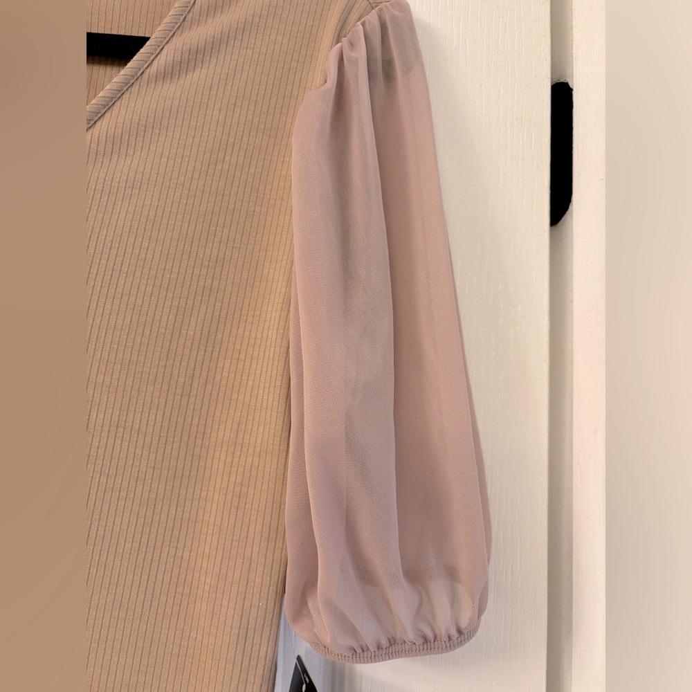 Express Tan V-Neck Puff Sleeve Blouse NWT - Picture 3 of 4